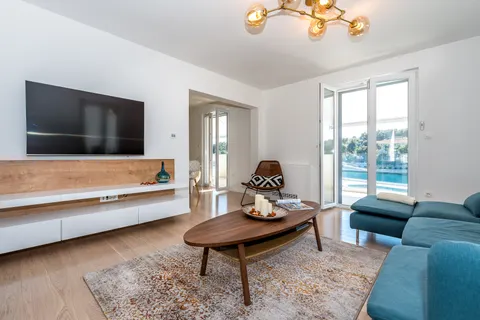 Brač, Milna - Moderna vila prvi red uz more, 264 m2