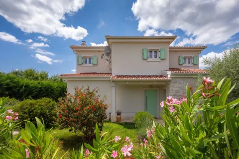 Istra, Višnjan - Luksuzna vila s bazenom i panoramskim pogledom 170 m2