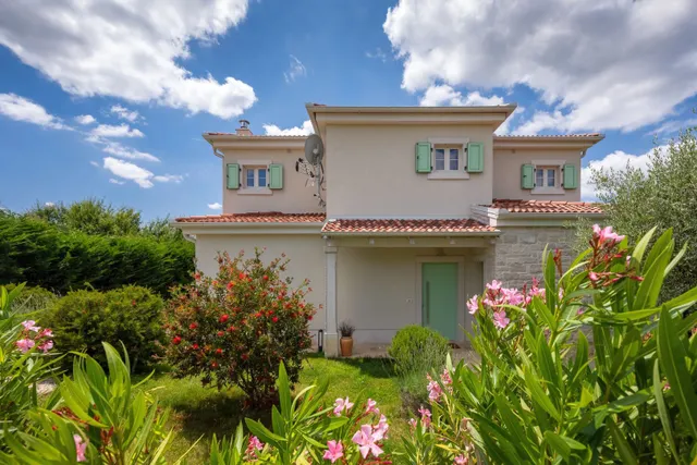 Istra, Višnjan - Luksuzna vila s bazenom i panoramskim pogledom 170 m2