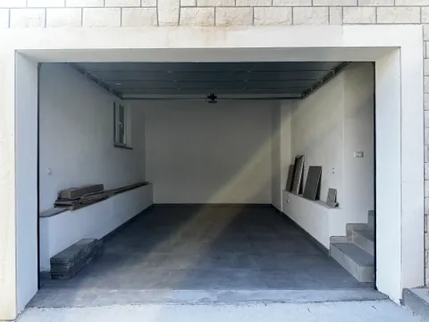 Split, Podstrana - Kuća sa tri stambene jedinice i pogledom na more 340m2