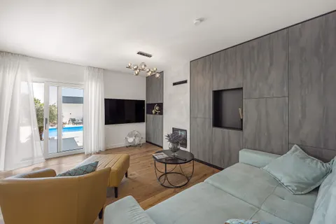 Istra – Kuća s bazenom na parceli 780m2