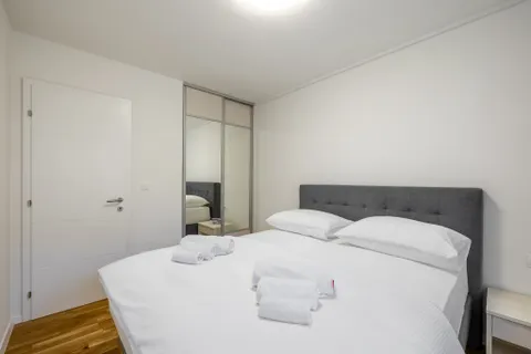 Split, Podstrana -Moderan prostran stan s okućnicom, Dugoročno