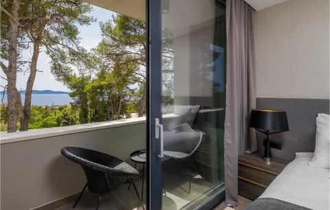 Zadar – Moderna vila okružena zelenilom s pogledom na more
