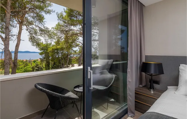 Zadar – Moderna vila okružena zelenilom s pogledom na more