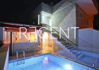 Brač, Supetar - uhodani boutique hostel sa restoranom, bazenom i pogledom na more
