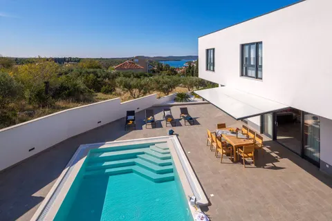 Otok Brač, Milna – Novoizgrađena luksuzna vila od 370m2 s velikim hidromasažnim bazenom
