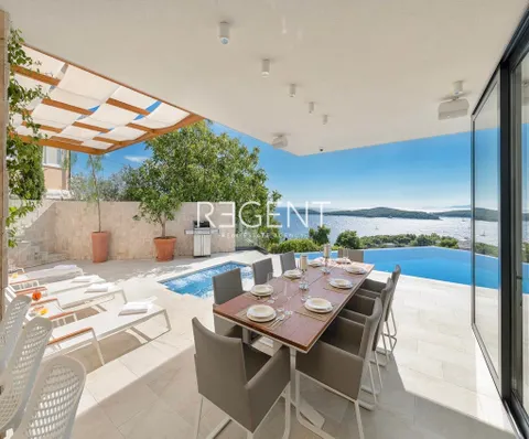 Hvar – Moderna vila s pogledom na more 195 m2