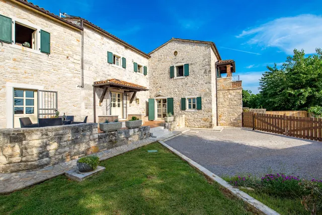 Istra, Višnjan - Prekrasna kamena kuća s bazenom