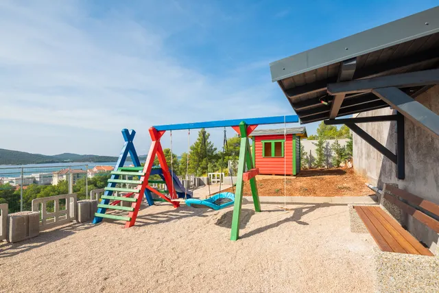 Šibenik, Žaborić - Moderna novoizgrađena vila s bazenom 380 m2
