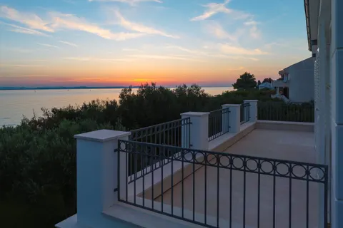 Zadar - Luksuzna vila prvi red uz more 210 m2