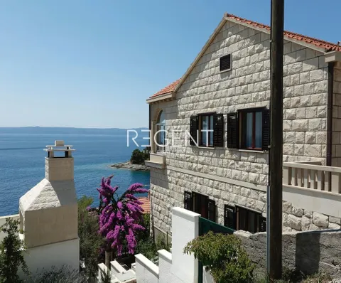 Brač - Kamena kuća s pogledom na more