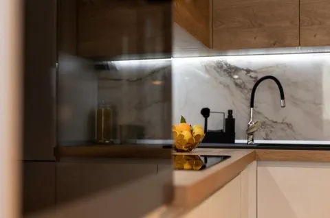 Split, Plokite - Dvosoban stan sa loggiom 60 m2 DUGOROČAN NAJAM