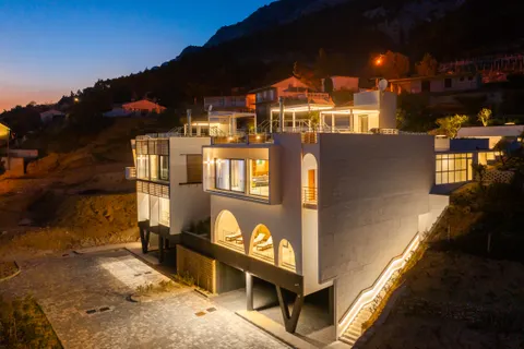 Omiš – Ekskluzivna vila s bazenom i panoramskim pogledom