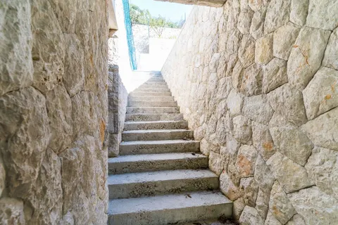 Dubrovnik, Zaton - Kamena kuća sa teniskim terenom i maslinikom