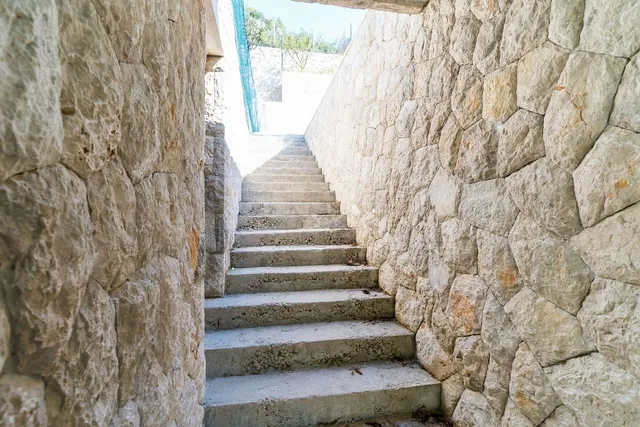 Dubrovnik, Zaton - Kamena kuća sa teniskim terenom i maslinikom
