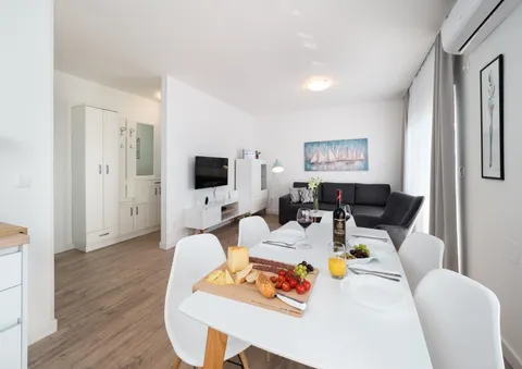 Trogir, centar - Jednosoban stan sa prekrasnim pogledom i loggiom 63 m2
