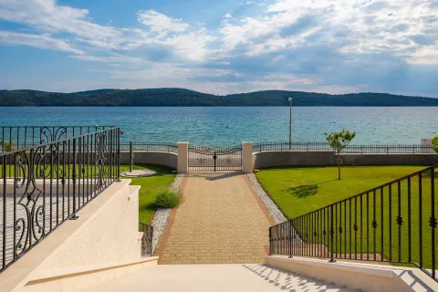 Šibenik - Prekrasna luksuzna vila uz more 1000 m2