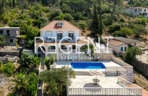 Šolta, Rogač - Mediteranska vila prvi red uz more 264 m2 ekskluzivna prodaja