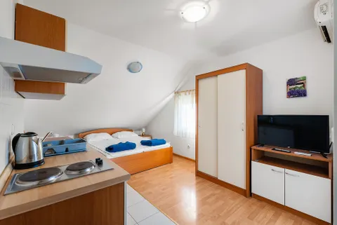 Makarska, Centar - Apartmanska kuća u blizini centra bruto površine 186 m2