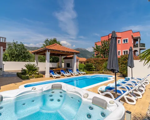 Split, Kaštela - Vila s bazenom i pogledom na more 333 m2