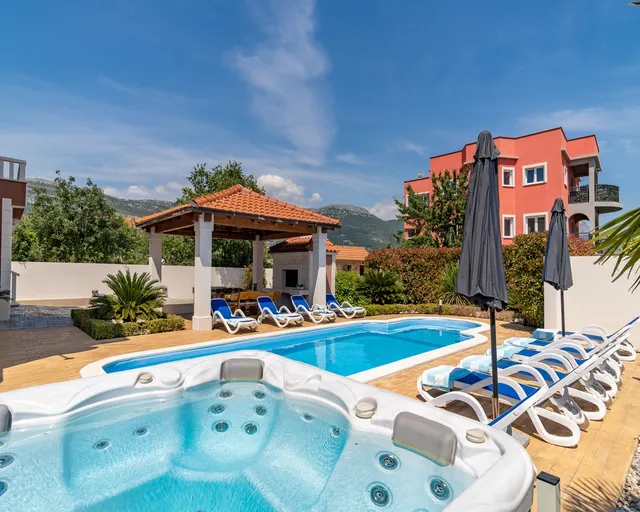 Split, Kaštela - Vila s bazenom i pogledom na more 333 m2