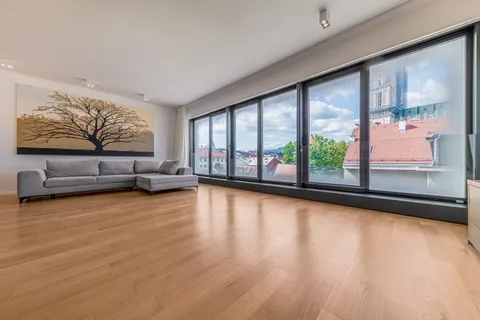 Zagreb, Ban Centar – Trosoban stan 131 m2 najam
