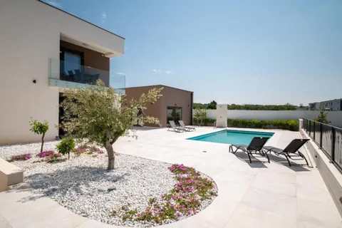 Zadar, Vrsi – trosobni apartmani s bazenom i pogledom na more