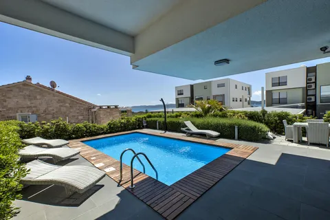 Zadar, Sukošan – Ekskluzivna dvoetažna vila s bazenom, 170 m²