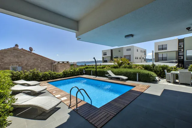 Zadar, Sukošan – Ekskluzivna dvoetažna vila s bazenom, 170 m²