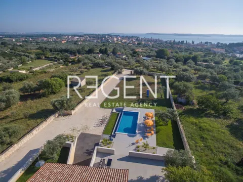 Istra, Fažana- Vila s bazenom 180 m2