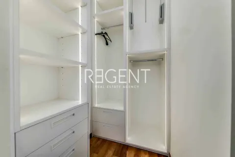 Zagreb, Centar - Građanski četverosoban stan 103 m2 s liftom i garažnim mjestom