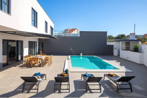 Otok Brač, Milna – Novoizgrađena luksuzna vila od 370m2 s velikim hidromasažnim bazenom