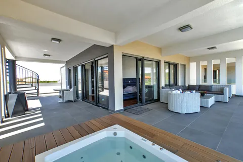 Zadar, Sukošan – Ekskluzivna dvoetažna vila s bazenom, 170 m²