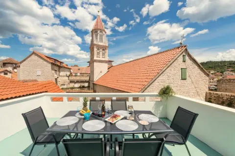 Trogir, centar- Kamena kuća 174 m2