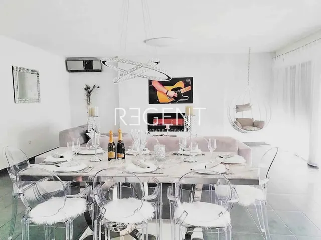 Split, Podstrana – Zapanjujuća villa s pogledom na more 250 m2