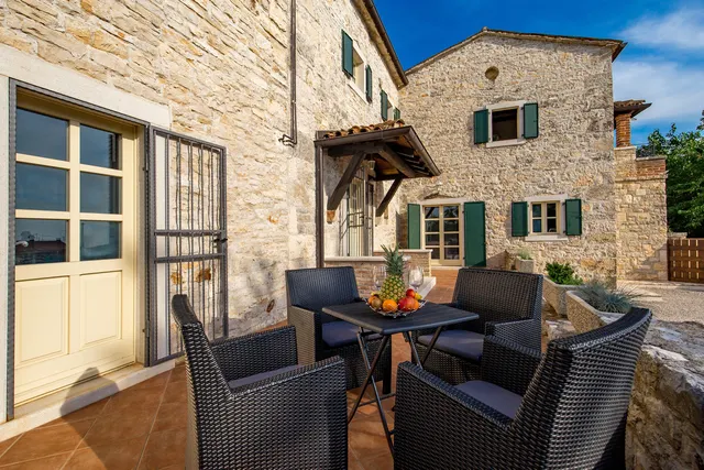 Istra, Višnjan - Prekrasna kamena kuća s bazenom