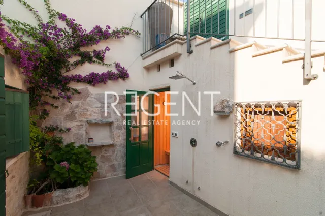 Brač, Mirca- kamena vila s pogledom na more, 300m2