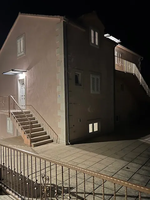 Brač, Supetar - Kamena kuća u centru s pogledom na more 130 m2