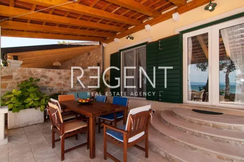 Brač, Mirca - Vila s bazenom uz more 330m2