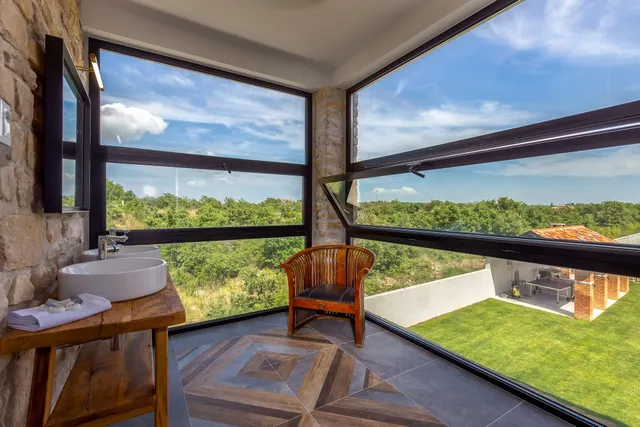 Zadar, Murvica – Prekrasna kamena vila s teniskim terenom na parceli 7800 m2