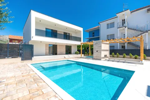 Trogir - Nova moderna vila od 300m2 s bazenom i jacuzzijem