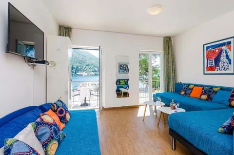 Zaton Mali - Vila uz more s bazenom i ugostiteljskim objektom 670 m2