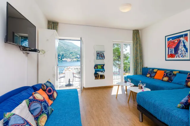 Zaton Mali - Vila uz more s bazenom i ugostiteljskim objektom 670 m2