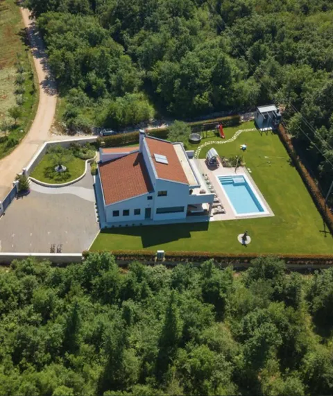 Istra, Višnjan – Vila 250 m2 na parceli od 1659 m2 top lokacija