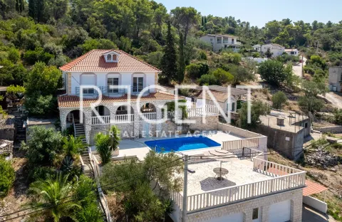 Šolta, Rogač - Mediteranska vila prvi red uz more 264 m2 ekskluzivna prodaja