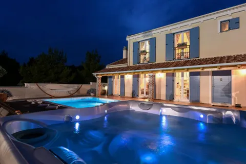Zadar, Novigrad – Rustikalna vila sa teniskim terenom