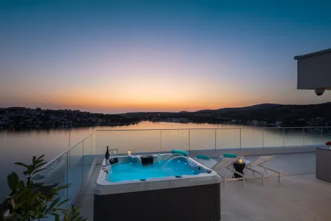 Šibenik, Rogoznica – Moderna vila s panoramskim pogledom na more