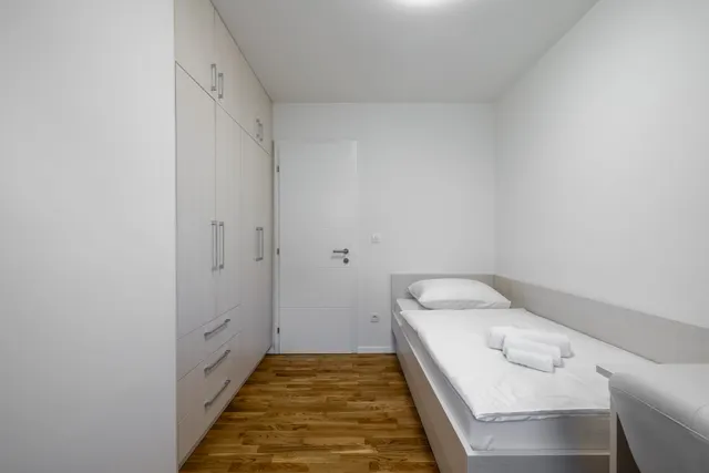 Split, Podstrana -Moderan prostran stan s okućnicom, Dugoročno