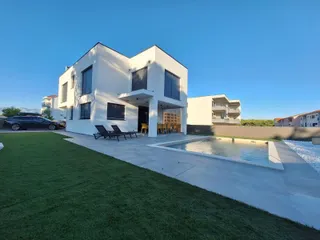 Pag, Povljana - moderna kuća s bazenom u blizini mora