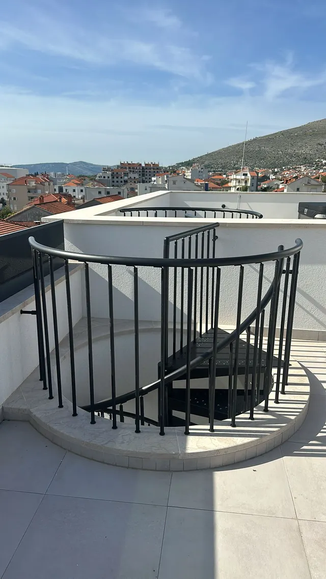 Trogir, Okrug Gornji - Dvosoban stan sa balkonom i krovnom terasom 66,29 m²